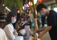 00后男生每天下班后賣(mài)烤腸解壓 真相曝光簡(jiǎn)直是意料之外