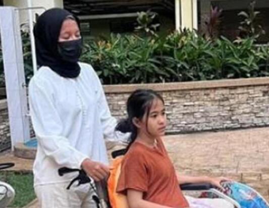 頑童拉走椅子致童星摔至尿失禁 具體事件經(jīng)過是什么?