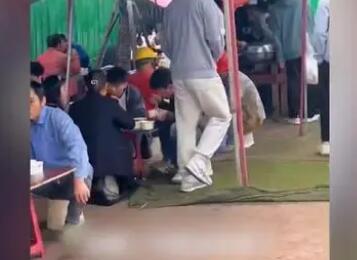 大學(xué)生組團(tuán)到工地吃13元盒飯 真相揭露真的令人大吃一驚