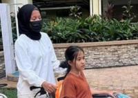 頑童拉走椅子致童星摔至尿失禁 真相揭露真的令人大吃一驚