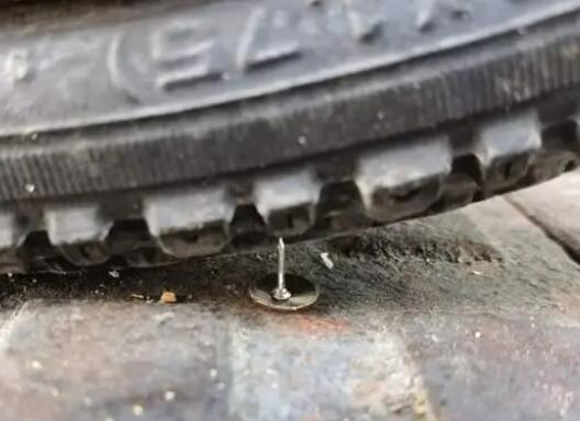 外賣員在路上撒超3000枚圖釘被判刑 到底是什么情況?