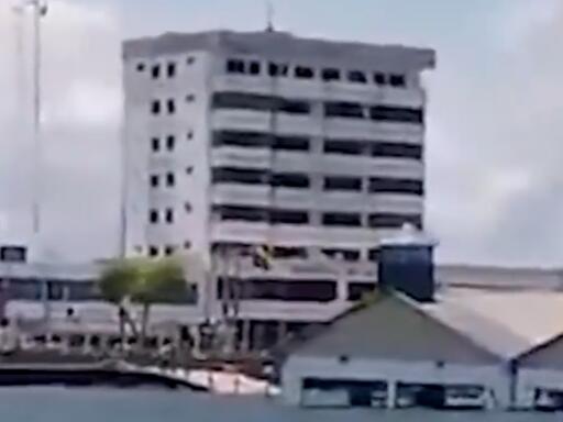 厄瓜多爾6.5級(jí)地震:房屋震落水中 照片曝光直接讓人大呼意外 