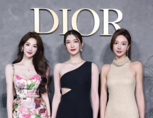 網(wǎng)紅花三三回應(yīng)與盧靖姍合照爭議 具體事件經(jīng)過是什么?