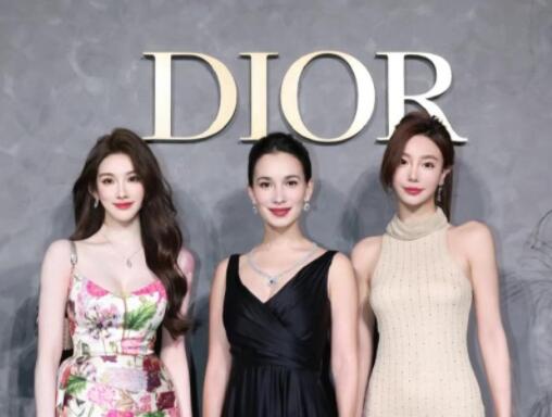 網(wǎng)紅花三三回應(yīng)與盧靖姍合照爭(zhēng)議 原因揭秘直接讓人傻眼了 