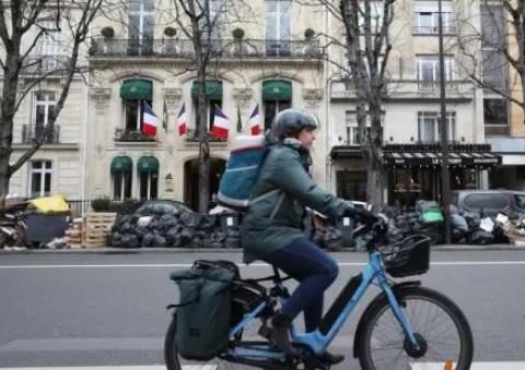 環(huán)衛(wèi)工人持續(xù)罷工 巴黎遭垃圾圍城 真相曝光簡直太驚人了