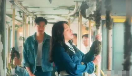 張國(guó)榮20年前未曝光歌曲《最愛是誰(shuí)》MV非常用心時(shí)空與記憶的動(dòng)人交錯(cuò)