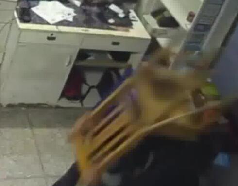 男子為尋妻下落掄椅毆打女兒 照片曝光直接讓人大呼意外