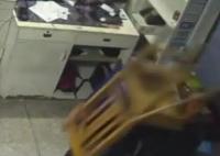 男子為尋妻下落掄椅毆打女兒 照片曝光直接讓人大呼意外