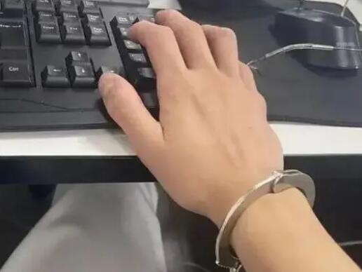 男子緬北戴手銬敲鍵盤 哭求別嘎腰子 原因竟是這樣實在是太意外了