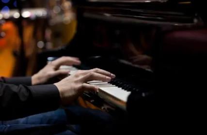 殯儀館萬(wàn)元招聘鋼琴師崗位爆滿 真相曝光簡(jiǎn)直太驚人了