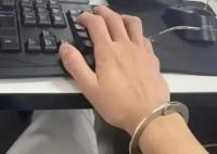 男子緬北戴手銬敲鍵盤 哭求別嘎腰子 真相離奇讓人直呼太意外