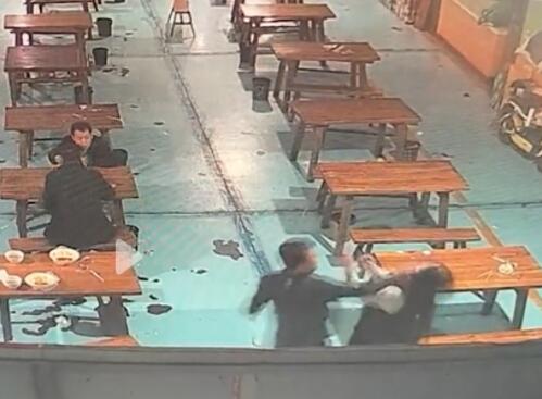 女子遭多名陌生男子毆打10多分鐘 原因竟是這樣實(shí)在是太意外了 