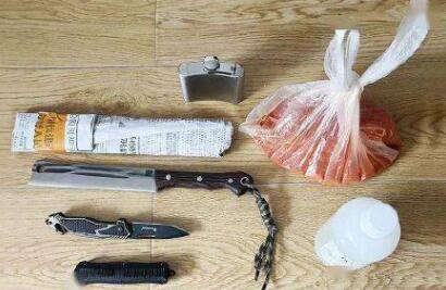 男子抗拒離婚帶刀和鹽酸進(jìn)法院 到底是什么情況?