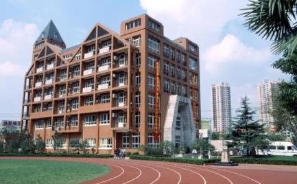 女生戴假發(fā)進(jìn)入男浴室偷拍?官方回應(yīng) 真相到底是什么?