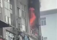 長沙一大樓起火 多人爬窗逃生 火舌不停從窗戶噴出