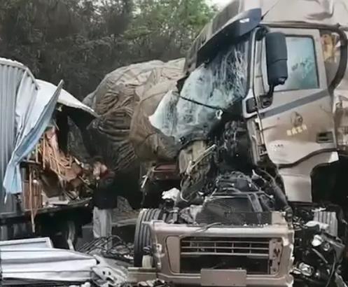 重慶大巴側(cè)翻致20傷:7人傷勢(shì)較重 照片曝光直接讓人大呼意外