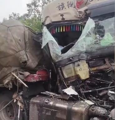 重慶大巴側(cè)翻致20傷:7人傷勢較重 照片曝光直接讓人大呼意外