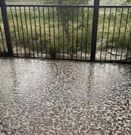 密集落下!實(shí)拍北京多地突降冰雹 為什么會(huì)這樣?