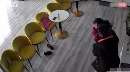 男子店里脫褲子強(qiáng)行摟抱鄰座女子 具體事件經(jīng)過(guò)是什么?