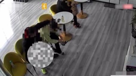 男子店里脫褲子強(qiáng)行摟抱鄰座女子 具體事件經(jīng)過是什么?