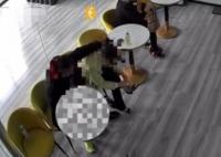 男子店里脫褲子強行摟抱鄰座女子 背后原因簡直驚呆了眾人