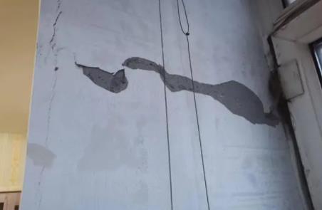 被砸承重墻高樓內(nèi)仍有人居住 真相揭露真的令人大吃一驚