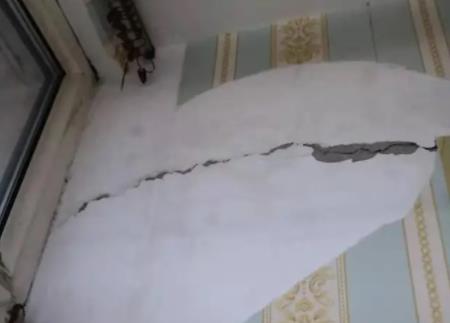 被砸承重墻高樓內(nèi)仍有人居住 原因太出乎意料了