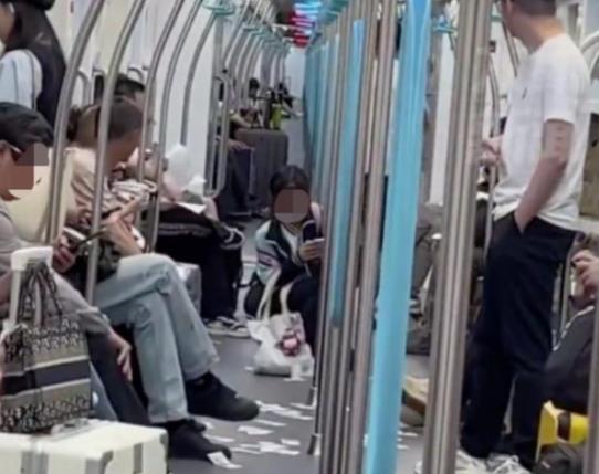 杭州一男子地鐵車廂內(nèi)狂撒5元紙幣 具體事件經(jīng)過是什么?