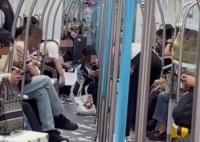 杭州一男子地鐵車廂內(nèi)狂撒5元紙幣 真相曝光簡直太驚人了