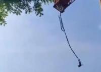 游客蹦極掛空中6小時?官方回應(yīng) 照片曝光實在是太嚇人了