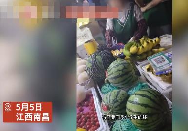 男生買5斤西瓜少2斤 怒懟商販坑學(xué)生 結(jié)果實在是大快人心