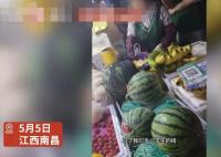 男生買5斤西瓜少2斤 怒懟商販坑學(xué)生 結(jié)果實在是大快人心