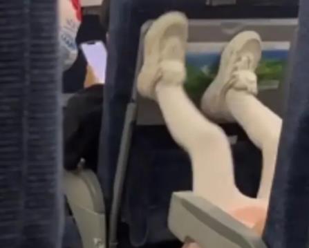 孩子高鐵上狂踢前排家長(zhǎng)無(wú)動(dòng)于衷 引發(fā)了乘客的不滿和譴責(zé)