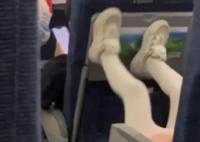 孩子高鐵上狂踢前排家長無動(dòng)于衷 到底是什么情況?