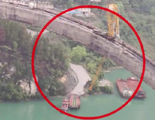 重慶一在建大橋塔吊被撞斷 真相曝光簡(jiǎn)直太驚人了