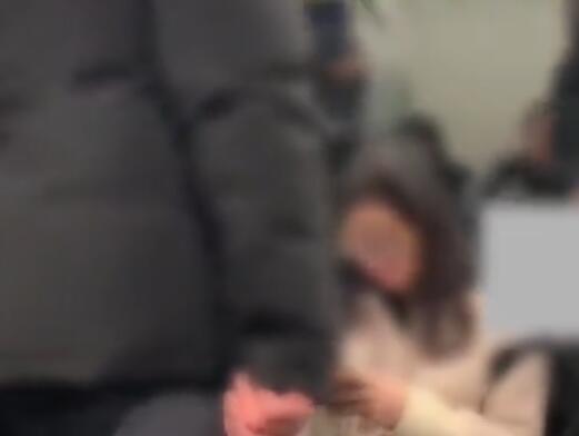 大爺?shù)罔F內(nèi)怒懟情侶到北京要懂規(guī)矩 真相到底是什么?