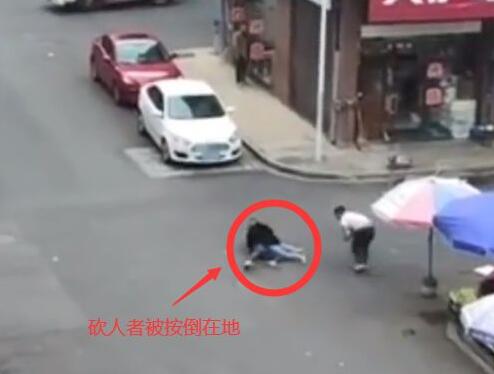 男子拿菜刀瘋狂追砍一男一女被抓獲 真相曝光簡(jiǎn)直太驚人了