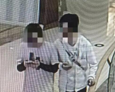 商場(chǎng)兩男子朝嬰兒車吐口水 事件始末是什么?