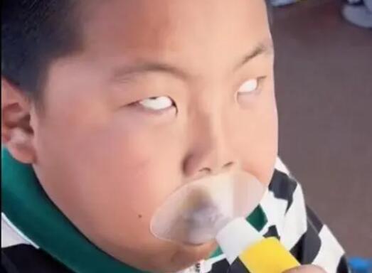 小男孩做肺活量測(cè)試拼到翻白眼 實(shí)在是太拼太搞笑了