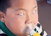 小男孩做肺活量測試拼到翻白眼 實在是太拼太搞笑了