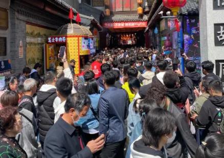 00后女孩離職旅行存款卻越變越多 背后原因簡直驚呆了眾人