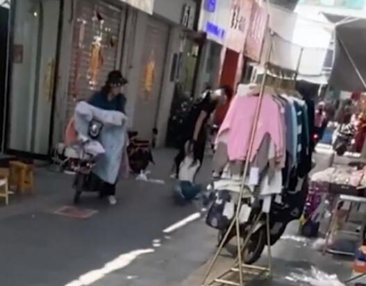 女子被男子當(dāng)街薅頭發(fā)拖行毆打 原因揭秘直接讓人傻眼了