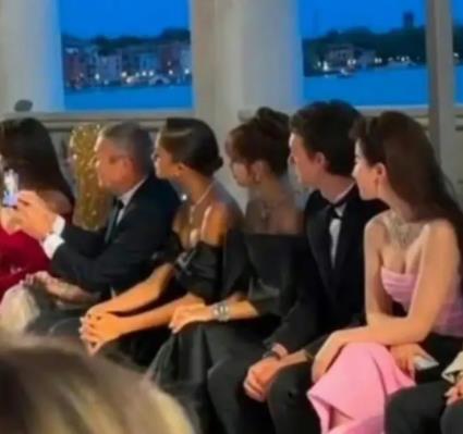 Lisa劉亦菲贊達(dá)亞同框 造型美麗時(shí)尚