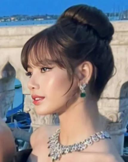 Lisa劉亦菲贊達(dá)亞同框 造型美麗時(shí)尚