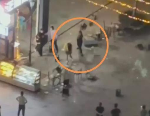 警方回應(yīng)男子猛砸女子致倒地不起 結(jié)果真的令人大吃一驚