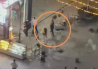 警方回應(yīng)男子猛砸女子致倒地不起 真相到底是什么?