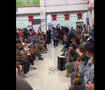 內(nèi)蒙古火車(chē)站樂(lè)手齊奏萬(wàn)馬奔騰 照片曝光直接讓人大呼震撼