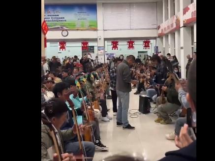 內蒙古火車站樂手齊奏萬馬奔騰 照片曝光直接讓人大呼震撼