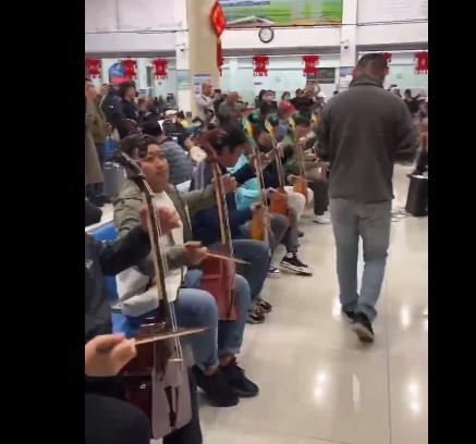 內蒙古火車站樂手齊奏萬馬奔騰 照片曝光直接讓人大呼震撼