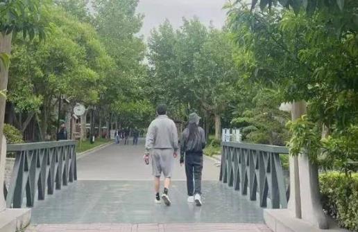 雷佳音夫婦公園散步被偶遇 到底是什么情況?